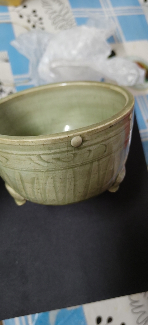 古玩陶瓷龍泉窯青釉三足香爐真品鑒賞圖