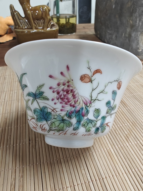 古玩陶瓷粉彩花卉紋茶碗真品鑒賞圖