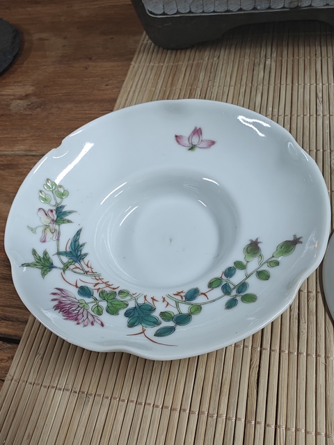 古玩陶瓷粉彩花卉紋茶碗真品鑒賞圖