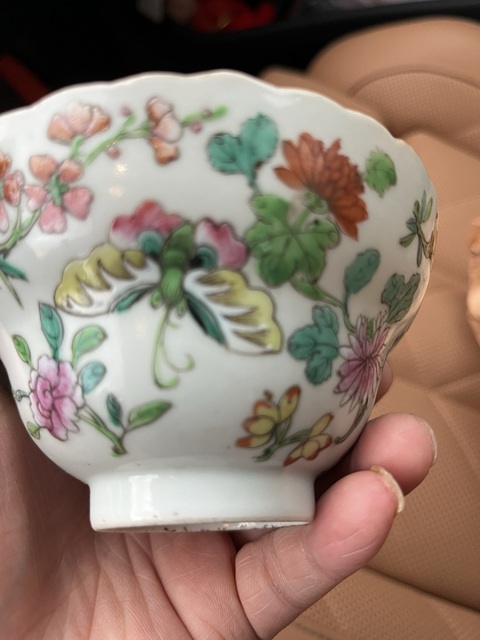 古玩陶瓷花蝶紋粉彩花口杯真品鑒賞圖
