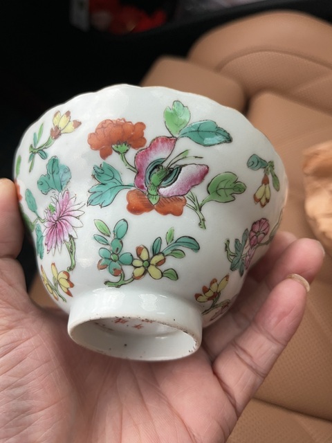 古玩陶瓷花蝶紋粉彩花口杯真品鑒賞圖
