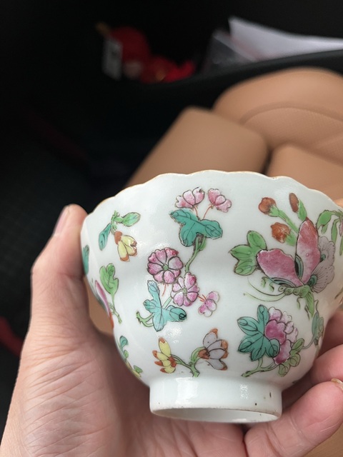 古玩陶瓷花蝶紋粉彩花口杯真品鑒賞圖