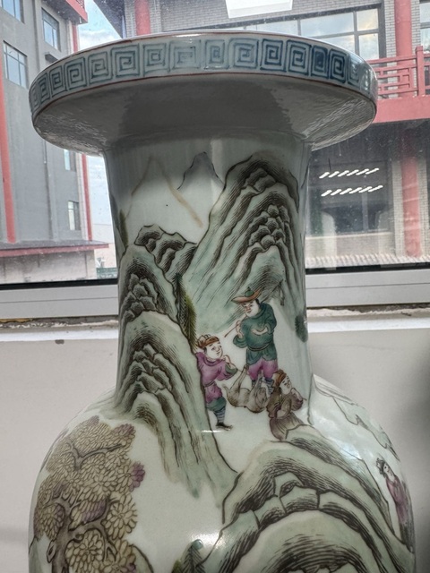 古玩陶瓷人物紋粉彩盤口瓶真品鑒賞圖