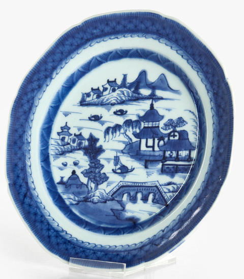 古玩陶瓷樓臺亭閣山水紋青花盤真品鑒賞圖