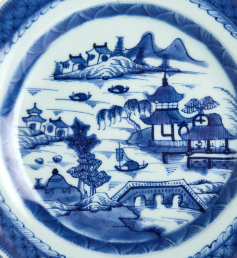 古玩陶瓷樓臺亭閣山水紋青花盤真品鑒賞圖