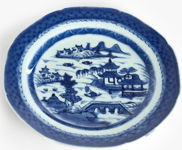 古玩陶瓷樓臺亭閣山水紋青花盤真品鑒賞圖