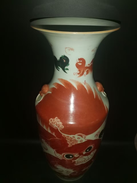 古玩陶瓷五彩獅子紋雙耳瓶拍賣，當(dāng)前價(jià)格9998元