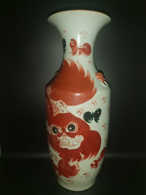 古玩陶瓷五彩獅子紋雙耳瓶拍賣，當(dāng)前價(jià)格9998元