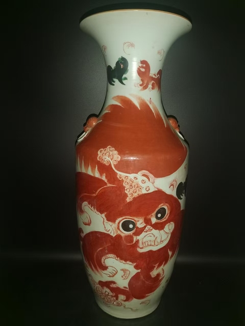 古玩陶瓷五彩獅子紋雙耳瓶拍賣，當(dāng)前價(jià)格9998元