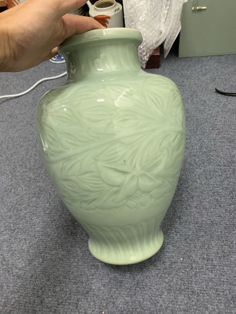 古玩陶瓷民國·豆青釉刻花卉紋尊 真品鑒賞圖