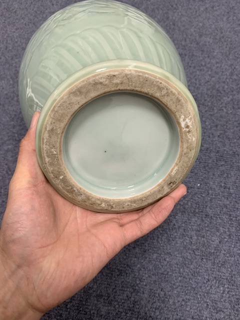 古玩陶瓷民國·豆青釉刻花卉紋尊 真品鑒賞圖