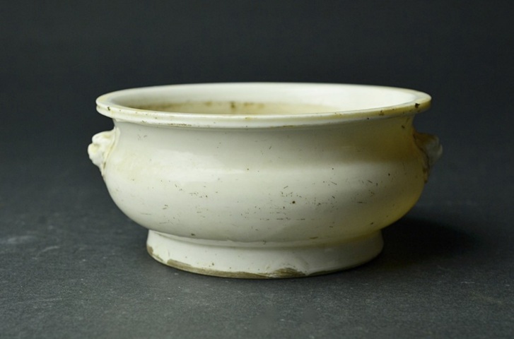 古玩陶瓷德化窯雙鋪首圈足香爐真品鑒賞圖