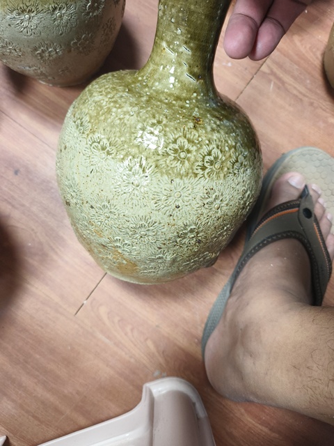 古玩陶瓷黃釉平底印花瓶真品鑒賞圖