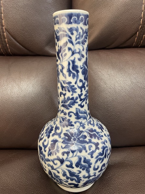 古玩陶瓷花卉紋青花長頸瓶真品鑒賞圖