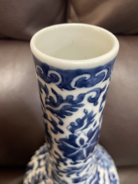 古玩陶瓷花卉紋青花長頸瓶真品鑒賞圖