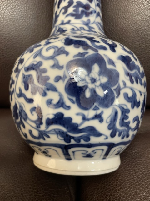 古玩陶瓷花卉紋青花長頸瓶真品鑒賞圖