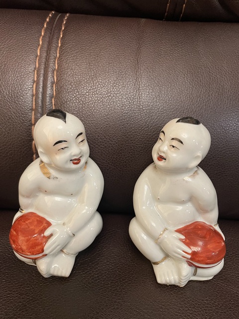 古玩陶瓷珊瑚紅描金童子塑像真品鑒賞圖