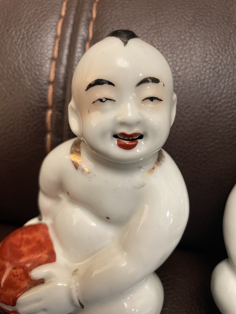 古玩陶瓷珊瑚紅描金童子塑像真品鑒賞圖