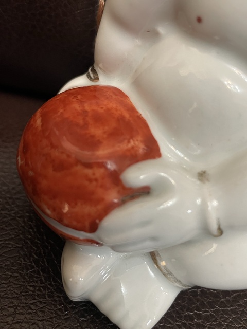 古玩陶瓷珊瑚紅描金童子塑像真品鑒賞圖