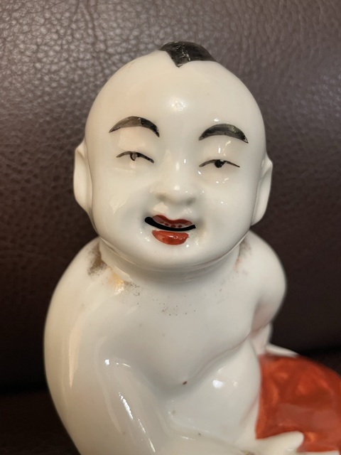 古玩陶瓷珊瑚紅描金童子塑像真品鑒賞圖