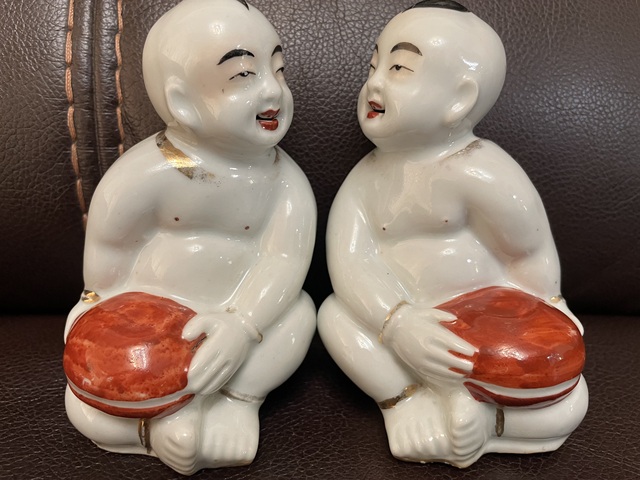古玩陶瓷珊瑚紅描金童子塑像真品鑒賞圖