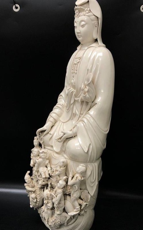 古玩陶瓷大幾十年持蓮觀音塑像真品鑒賞圖