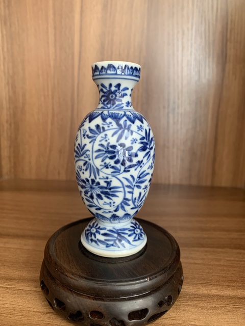 古玩陶瓷青花花卉紋盤口瓶真品鑒賞圖