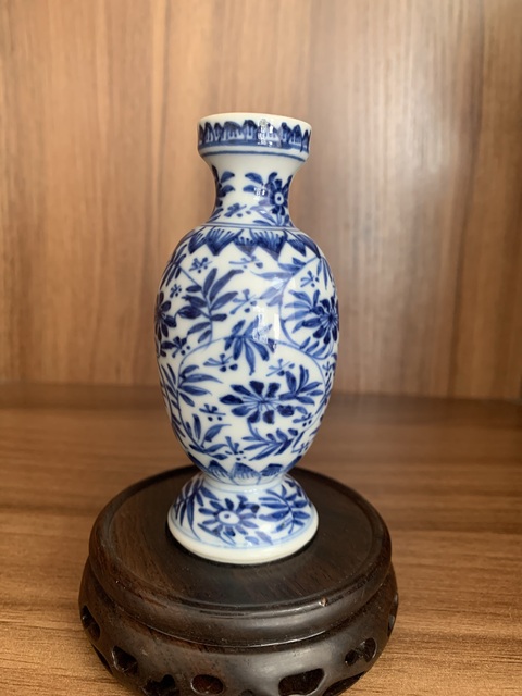 古玩陶瓷青花花卉紋盤口瓶真品鑒賞圖