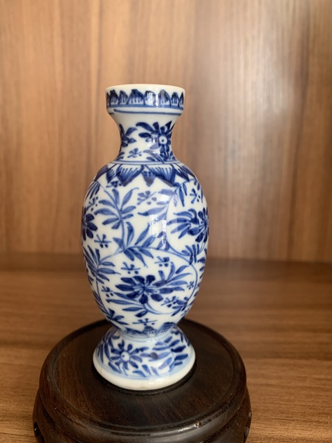 古玩陶瓷青花花卉紋盤口瓶真品鑒賞圖