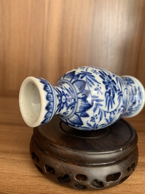 古玩陶瓷青花花卉紋盤口瓶真品鑒賞圖