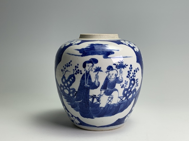 古玩陶瓷清晚期·青花冰梅開窗人物紋罐真品鑒賞圖