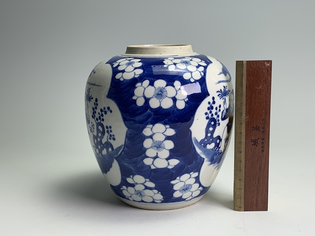 古玩陶瓷清晚期·青花冰梅開窗人物紋罐真品鑒賞圖