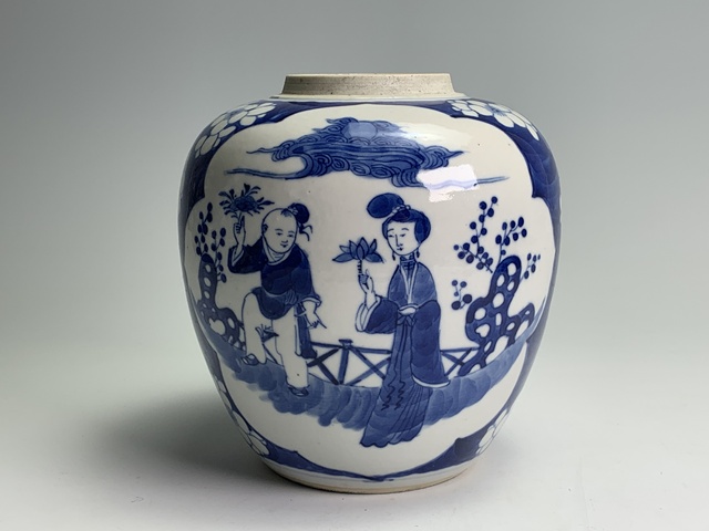古玩陶瓷清晚期·青花冰梅開窗人物紋罐真品鑒賞圖