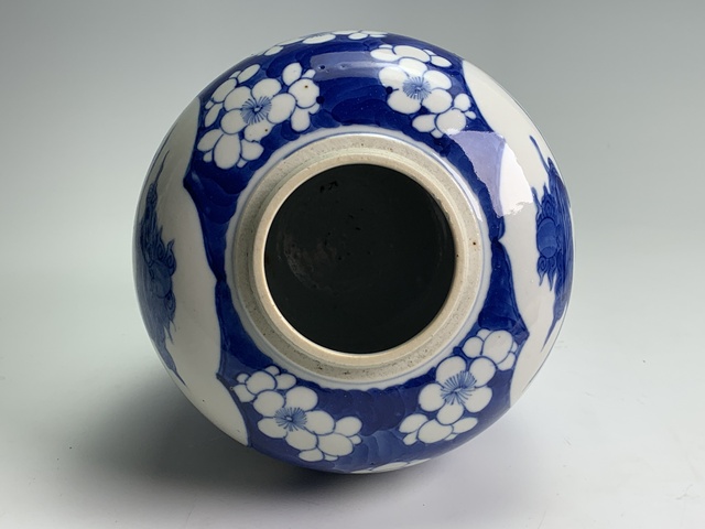 古玩陶瓷清晚期·青花冰梅開窗人物紋罐真品鑒賞圖