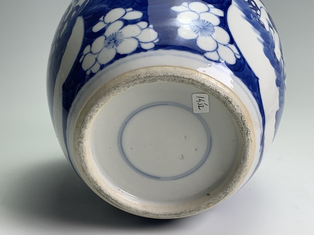 古玩陶瓷清晚期·青花冰梅開窗人物紋罐真品鑒賞圖