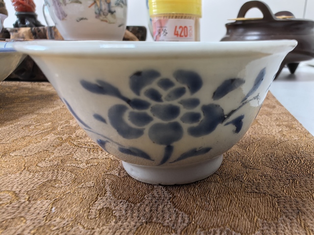 古玩陶瓷藍(lán)料花卉紋杯真品鑒賞圖