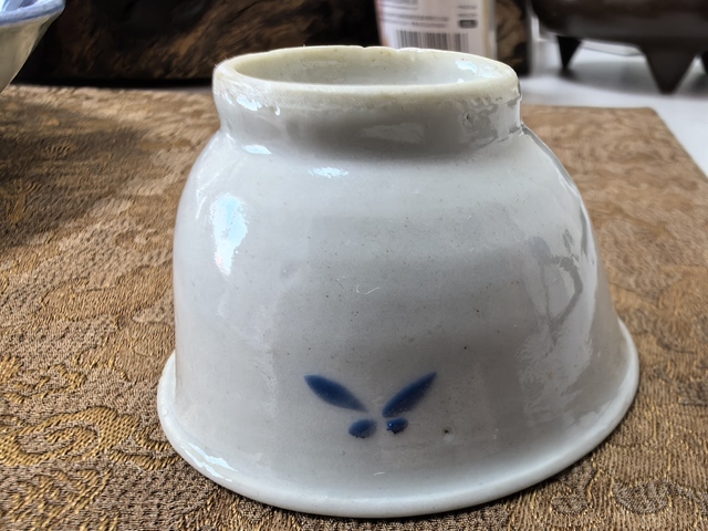 古玩陶瓷藍(lán)料花卉紋杯真品鑒賞圖