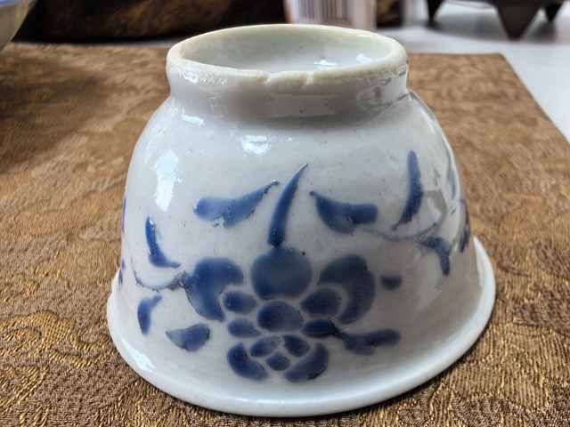古玩陶瓷藍(lán)料花卉紋杯真品鑒賞圖