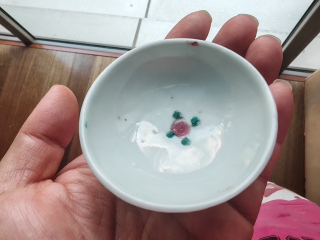 古玩陶瓷粉彩花卉小茶杯真品鑒賞圖