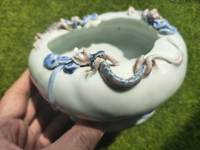 古玩陶瓷青花釉里紅貼塑螭龍三足洗真品鑒賞圖