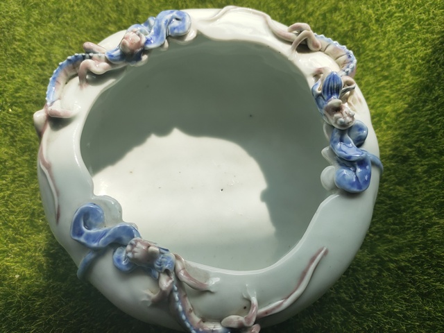 古玩陶瓷青花釉里紅貼塑螭龍三足洗真品鑒賞圖