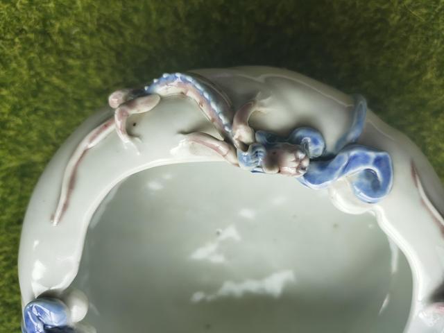 古玩陶瓷青花釉里紅貼塑螭龍三足洗真品鑒賞圖