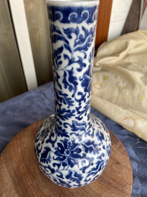 古玩陶瓷青花纏枝花卉紋天球瓶真品鑒賞圖