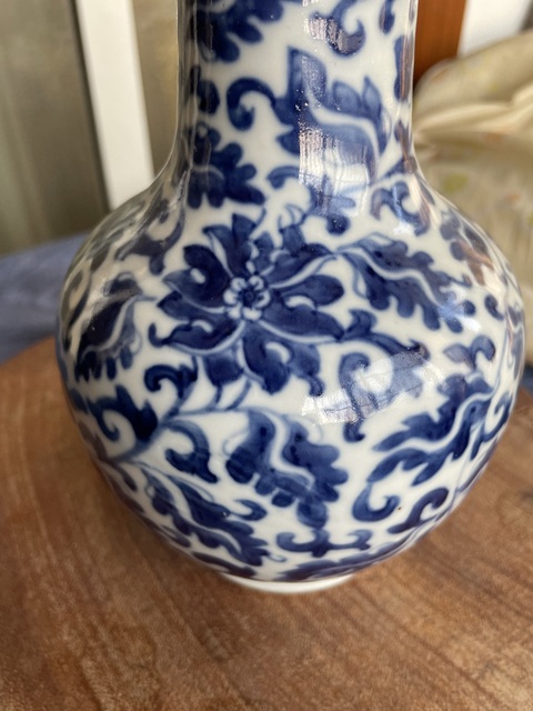 古玩陶瓷青花纏枝花卉紋天球瓶真品鑒賞圖