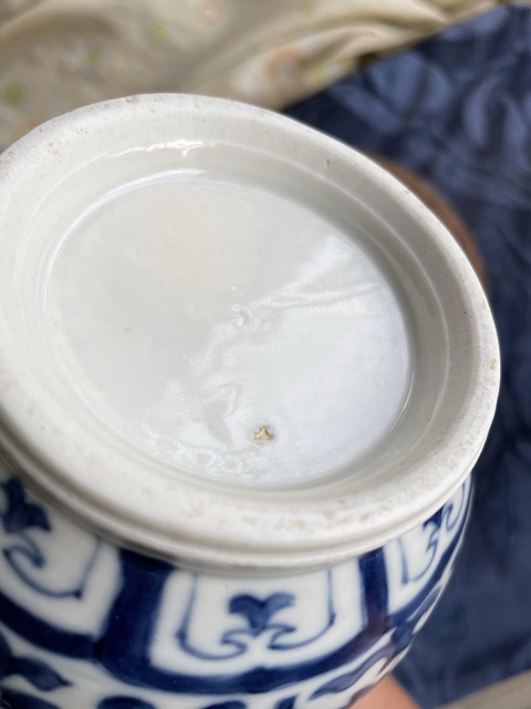 古玩陶瓷青花纏枝花卉紋天球瓶真品鑒賞圖