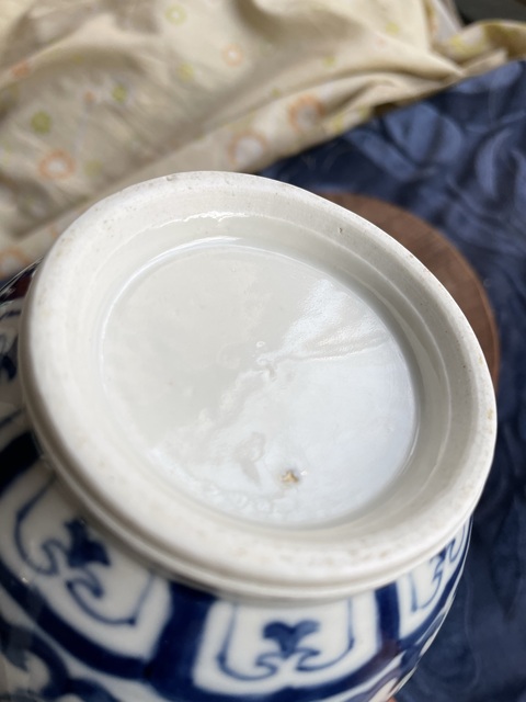古玩陶瓷青花纏枝花卉紋天球瓶真品鑒賞圖