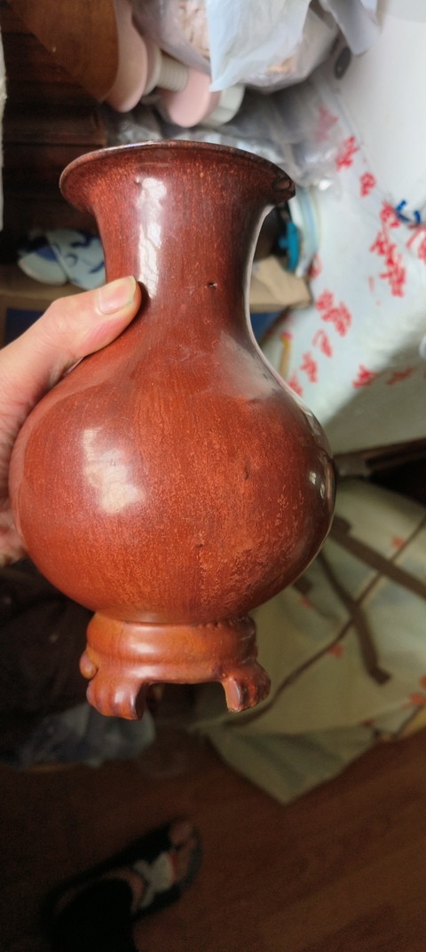 古玩陶瓷紅釉三足瓶真品鑒賞圖