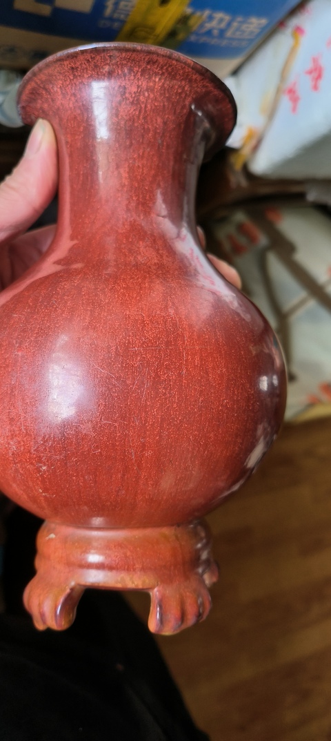 古玩陶瓷紅釉三足瓶真品鑒賞圖