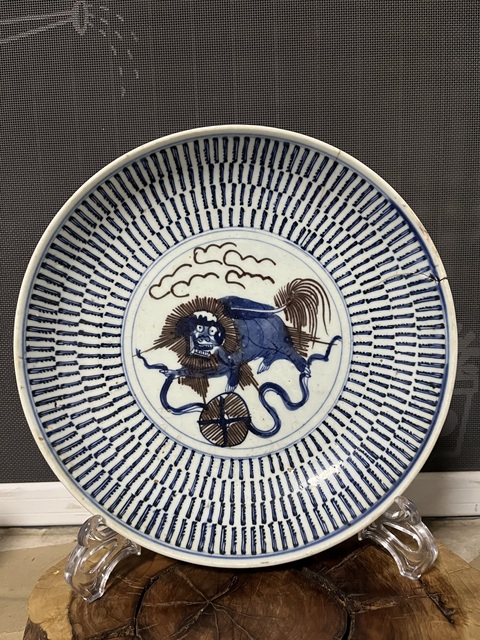 古玩陶瓷青花釉里紅獅子銹球壽字紋盤真品鑒賞圖