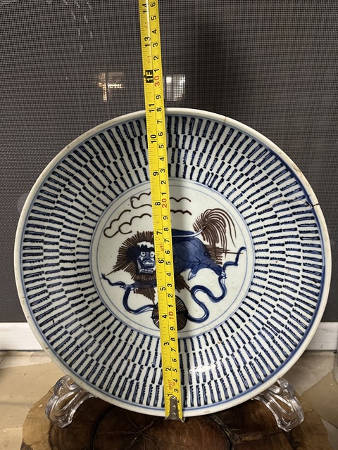 古玩陶瓷青花釉里紅獅子銹球壽字紋盤真品鑒賞圖